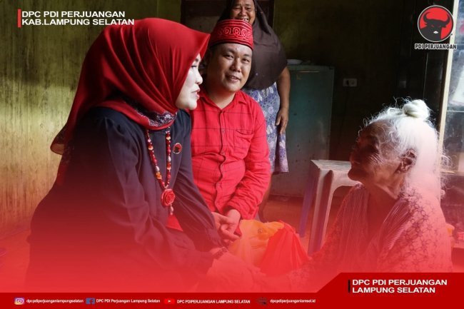 Kader PDI Perjuangan Lampung Selatan Bapak Ardiansyah  Mendampingi Bunda Hj. Winarni Nanang Ermanto Mengunjungi Masyarakat Natar