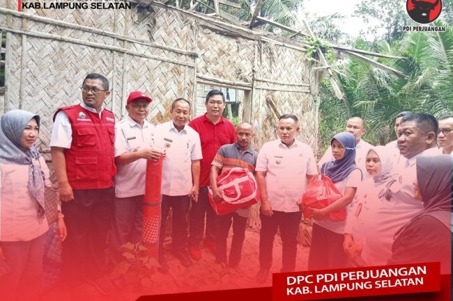 Kader PDI Perjuangan Lampung Selatan Bapak Ardiansyah Mendampingi Ketua H. Nanang Ermanto Dalam Menyerahkan Bantuan Bedah Rumah di Desa Pancasila kecamatan Natar Lampung Selatan
