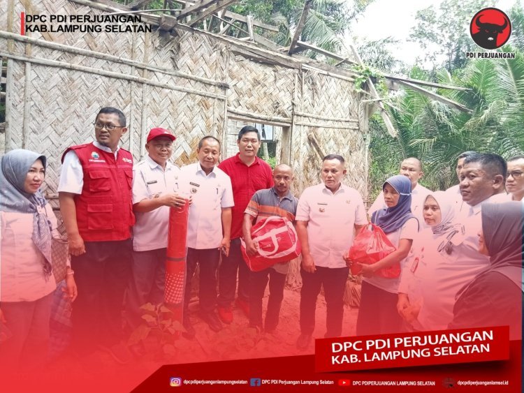 Kader PDI Perjuangan Lampung Selatan Bapak Ardiansyah Mendampingi Ketua H. Nanang Ermanto Dalam Menyerahkan Bantuan Bedah Rumah di Desa Pancasila kecamatan Natar Lampung Selatan