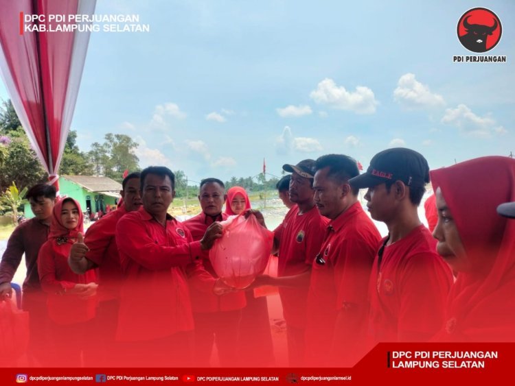 Kepala  BPEK PDI Perjuangan Lampung Selatan Bagikan Sejuta Bibit Nila ke Pokdakan