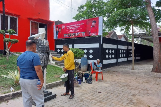Pembuatan Patung Bung Karno di Depan Aula DPC PDI Perjuangan Lampung Selatan 