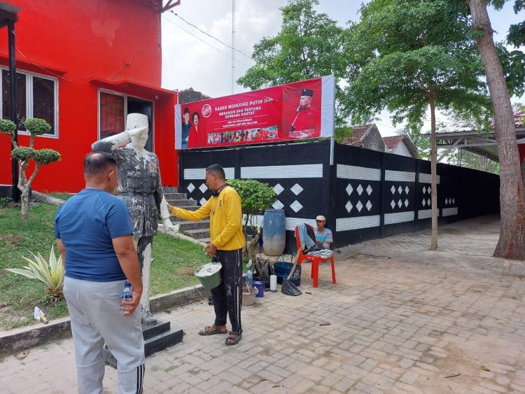 Pembuatan Patung Bung Karno di Depan Aula DPC PDI Perjuangan Lampung Selatan 