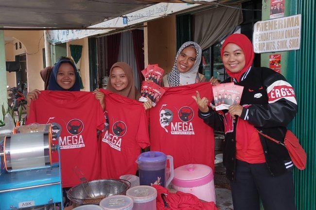 Banteng Lampung Selatan Bagikan 10.000 Stiker Ganjar Pranowo  ke Masyarakat