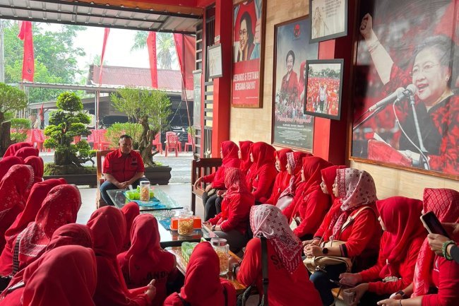 DPC PDI Perjuangan Kabupaten Lampung Selatan Membagikan 10.000 Telur Rebus Kepada Masyarakat