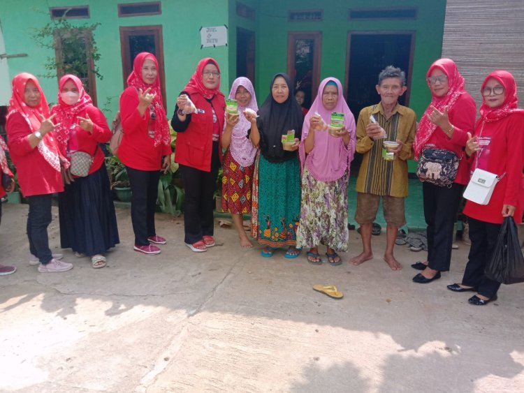 DPC PDI Perjuangan Kabupaten Lampung Selatan Membagikan 10.000 Telur Rebus Kepada Masyarakat