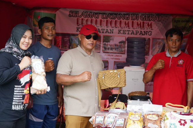 Jajaran DPC PDI Perjuangan Kabupaten Lampung Selatan Meninjau UMKM Pra Safari Atikoh di Kecamatan Tanjung Bintang