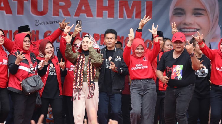 Ribuan Kader Srikandi PDI Perjuangan Kabupaten Lampung selatan Sambut Atikoh Ganjar Pranowo Saat Safari Politik