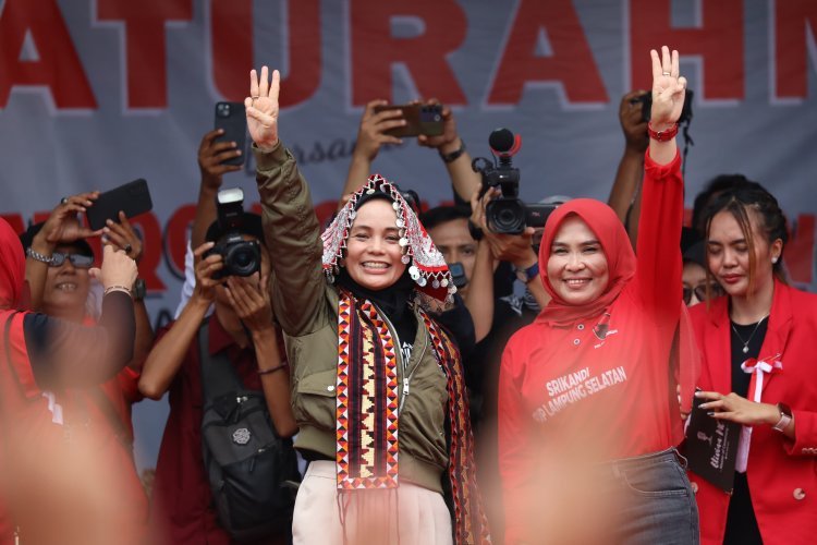 Ribuan Kader Srikandi PDI Perjuangan Kabupaten Lampung selatan Sambut Atikoh Ganjar Pranowo Saat Safari Politik