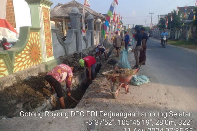DPC PDI Perjuangan Lampung Selatan Gelar  Gerakan Operasi Bersih Sampah 