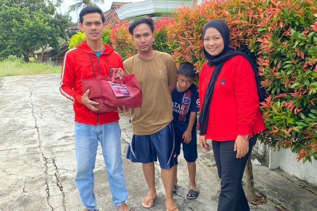 Jum'at Berkah, DPC PDI Perjuangan Lampung Selatan Salurkan Sembako Kepada Masyarakat Sekitar