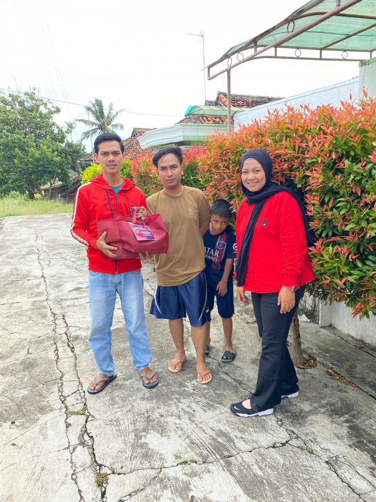 Jum'at Berkah, DPC PDI Perjuangan Lampung Selatan Salurkan Sembako Kepada Masyarakat Sekitar