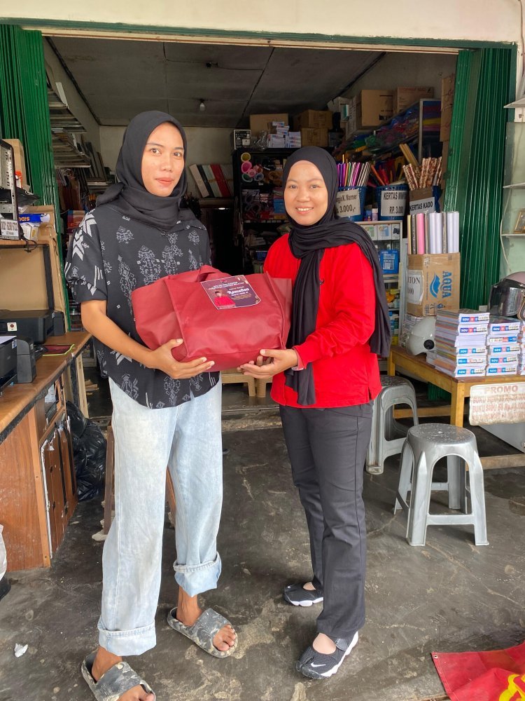 Jum'at Berkah, DPC PDI Perjuangan Lampung Selatan Salurkan Sembako Kepada Masyarakat Sekitar