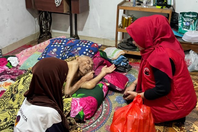 DPC PDI Perjuangan Lampung Selatan Bagikan Paket Sembako Pada Moment Hari Bulan Bung Karno 2025