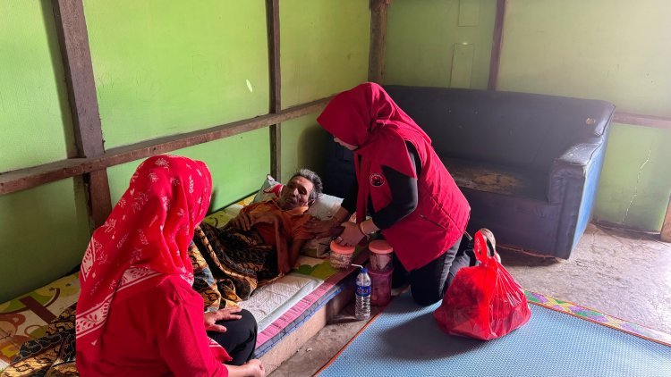 DPC PDI Perjuangan Lampung Selatan Bagikan Paket Sembako Pada Moment Hari Bulan Bung Karno 2025