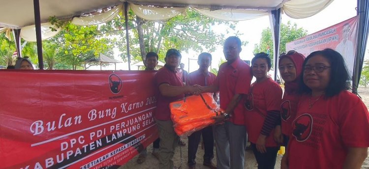 Gelar Haul Bung Karno ,Ketua Fraksi PDI Perjuangan DPRD Lampung Selatan Bagikan Jaket Pelampung