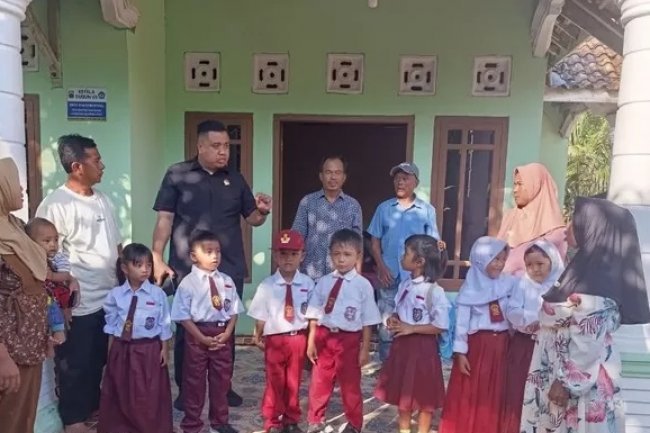 Kala Wakil Ketua DPRD Merik Havit Redakan Tangis Warga Pelita Dewa: Saya Siap Antar Anak-anak ke Kelas!