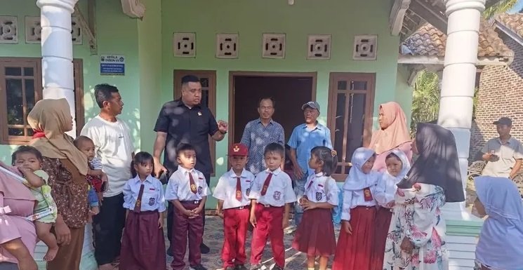 Kala Wakil Ketua DPRD Merik Havit Redakan Tangis Warga Pelita Dewa: Saya Siap Antar Anak-anak ke Kelas!