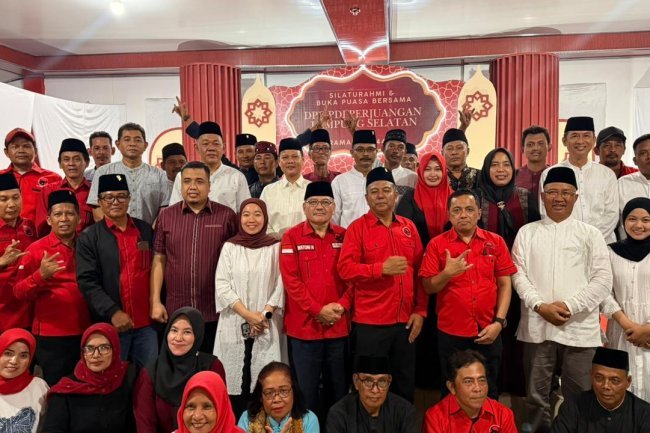 DPC PDI Perjuangan Kabupaten Lampung Selatan Bagikan Takjik Gratis Kepada Masyarakat dan Para pengendara Jalan di Lintas Sumatera