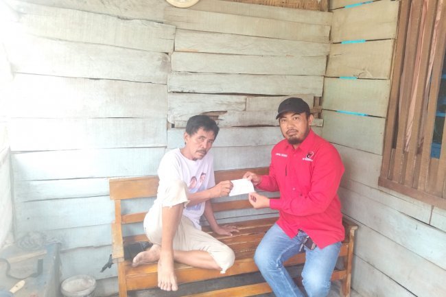 Pengurus PAC PDI Perjuangan Kecamatan Natar Serahkan Bantuan Kepada Korban Kebakaran