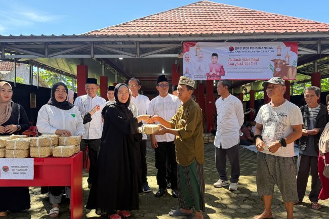 Potong 2 Sapi dan 1 Kambing, DPC PDI Perjuangan Lampung Selatan Salurkan Paket Daging Untuk Masyarakat dan Panti Asuhan